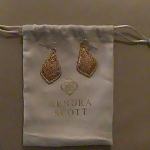 KENDRA SCOTT Addie gold drop earrings in rose gold filigree